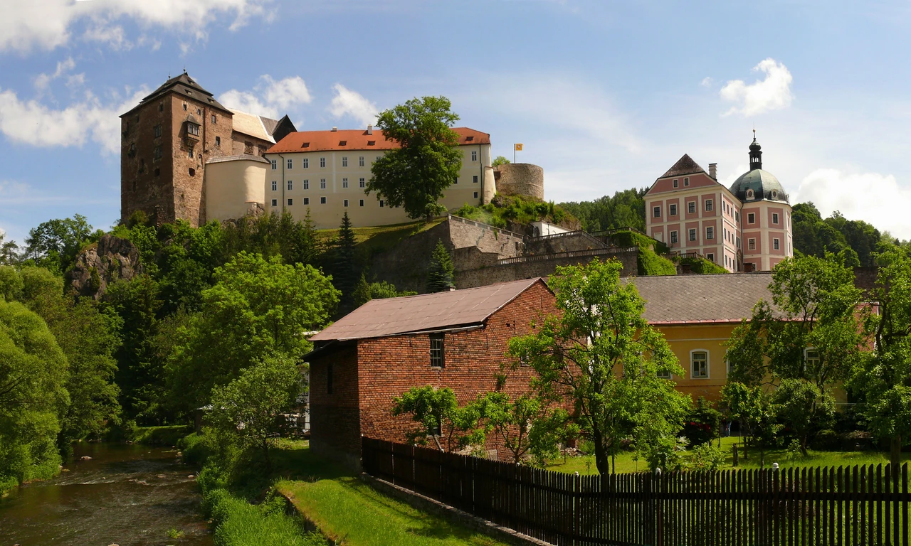 Zum Schloss und zur Burg Bečov nad Teplou